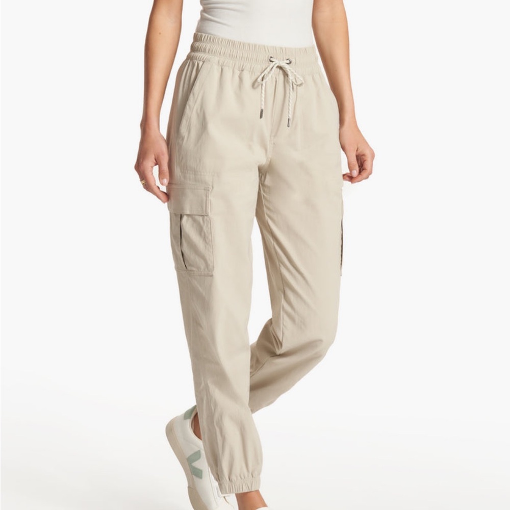 Vuori Women's Light Tan Cargo Joggers